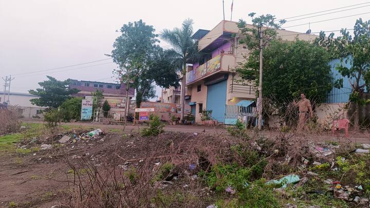 पोलिसांचे पथक याठिकाणी पोहोचले तेव्हा अमोल खोतकर गाडीतून पळून जाण्याच्या तयारीत होता. पोलिसांना पाहताच त्याने त्यांच्या अंगावर गाडी घातली. यामध्ये एक पोलीस कर्मचारी जखमी झाला. अमोल खोतकर एवढ्यावरच थांबला नाही तर त्याने पोलिसांवर रिव्हॉल्व्हरमधून गोळीबार सुरु केला.