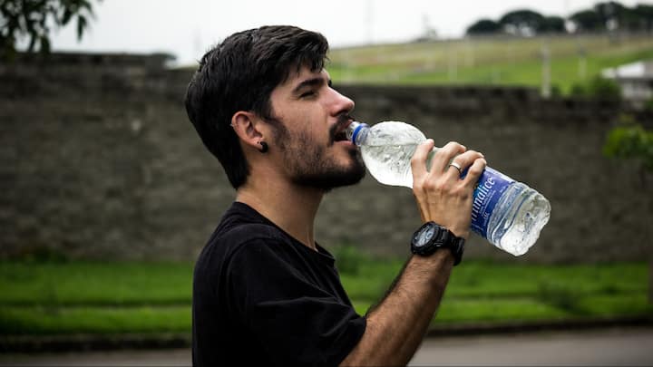 4. Stay Hydrated: Drinking enough water throughout the day is crucial for naturally balancing moisture in your eyes. When you're dehydrated, the body produces fewer tears, which leads to dry, irritated, and itchy eyes. Proper water intake keeps your eyes lubricated, reduces discomfort, and supports overall eye health. (Image Source: Canva)