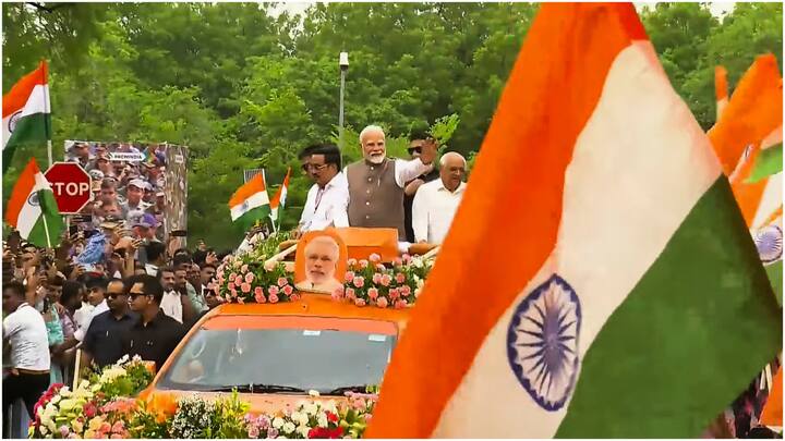 People of Gandhinagar gathered in large numbers, waving the tricolour along the route. (Image Source: PTI)