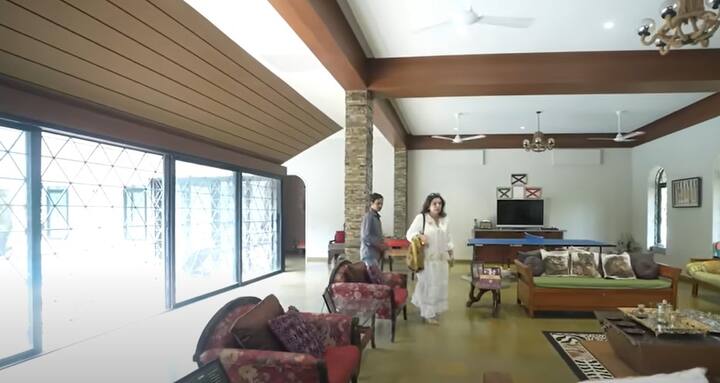 इस फार्महाउस को एक्ट्रेस ने वीकेंड पर वेकेशन मनाने के लिए बनाया हुआ है. अक्सर वो राशा और अपनी गोद ली हुई बेटियों के साथ यहां आती हैं.