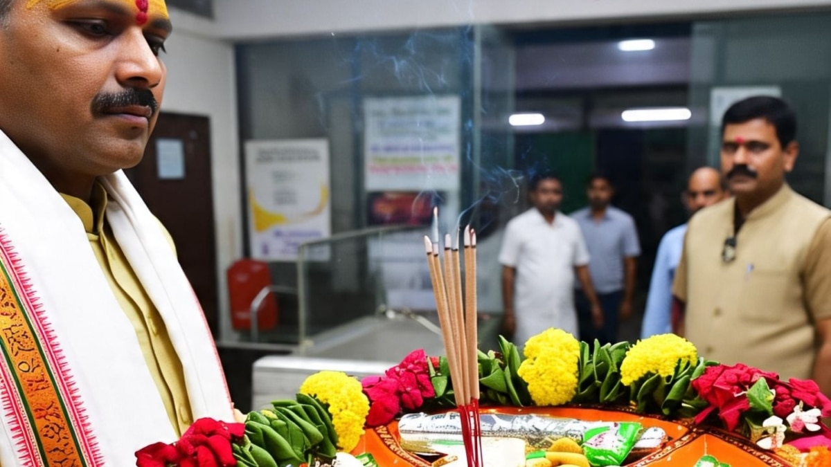 मिठाई, अगरबत्ती के साथ पूजा की थाली सजाकर कलेक्टर पहुंचा किसान, बोला- ‘अब तो सुन लो अर्जी हमाई’