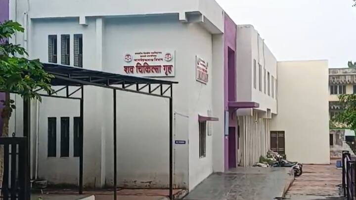 पोलिसांनी या गुन्ह्याचा तपास सुरु केल्यानंतर पाच आरोपींना अटक केली होती. अमोल खोतकर हा सहावा आरोपी होता. त्याच्याकडेच चोरीचा मुद्देमाल असल्याची माहिती पोलिसांना मिळाली होती. त्यामुळे पोलीस त्याला अटक करायला गेले होते. मात्र, अमोल खोतकर पोलीस एन्काऊंटरमध्ये मारला गेला.