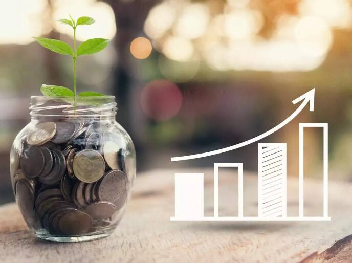 સ્ટેટ બેંક ઓફ ઈન્ડિયામાં ઓછામાં ઓછા એક અઠવાડિયા અને વધુમાં વધુ 10 વર્ષ માટે FD કરી શકાય છે. દેશની સૌથી મોટી જાહેર ક્ષેત્રની બેંક 444 દિવસની અમૃત વૃષ્ટિ એફડી યોજના પર સામાન્ય નાગરિકોને 6.85 ટકા, વરિષ્ઠ નાગરિકોને 7.35 ટકા અને અતિ વરિષ્ઠ નાગરિકોને 7.45 ટકાનો મહત્તમ વ્યાજ દર ચૂકવી રહી છે. આ ઉપરાંત, આ સરકારી બેંક 2 વર્ષની FD પર સામાન્ય નાગરિકોને 6.70 ટકા અને વરિષ્ઠ નાગરિકોને 7.20 ટકા વ્યાજ આપી રહી છે.