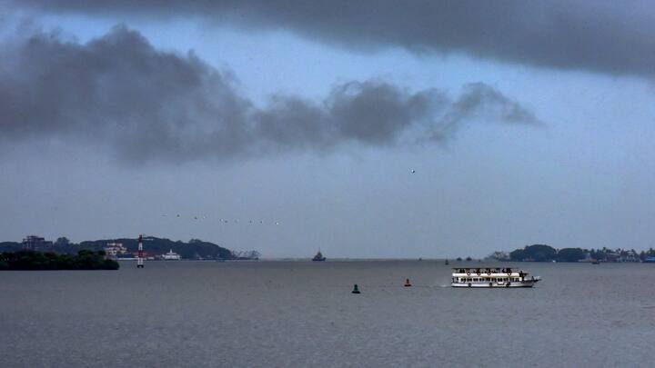 মৎস্যজীবীদের গভীর সমুদ্রে যেতে নিষেধ করা হচ্ছে বুধবার থেকে। বৃহস্পতিবার থেকে বাংলা এবং ওড়িশা উপকূলে মৎস্যজীবীদের সমুদ্রে প্রবেশ নিষেধ।