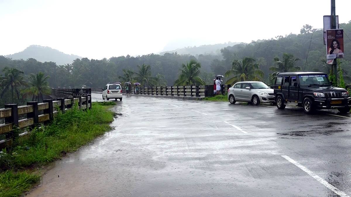 கேரளாவில் கொட்டி தீர்க்கும் மழையால் பொதுமக்கள் இயல்பு வாழ்க்கை பாதிப்பு