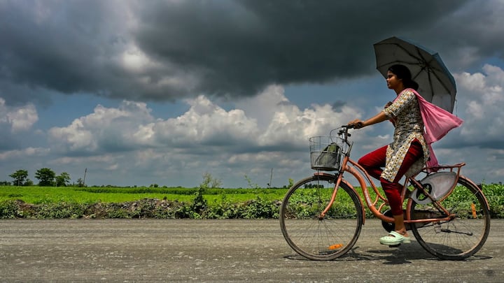 বৃহস্পতি ও শুক্রবার উত্তর ও দক্ষিণবঙ্গের বেশ কিছু জেলাতে প্রবল বৃষ্টি বা অতি ভারী বর্ষণের সর্তকতা। উত্তরবঙ্গের পার্বত্য এলাকায় ধস নামতে পারে।