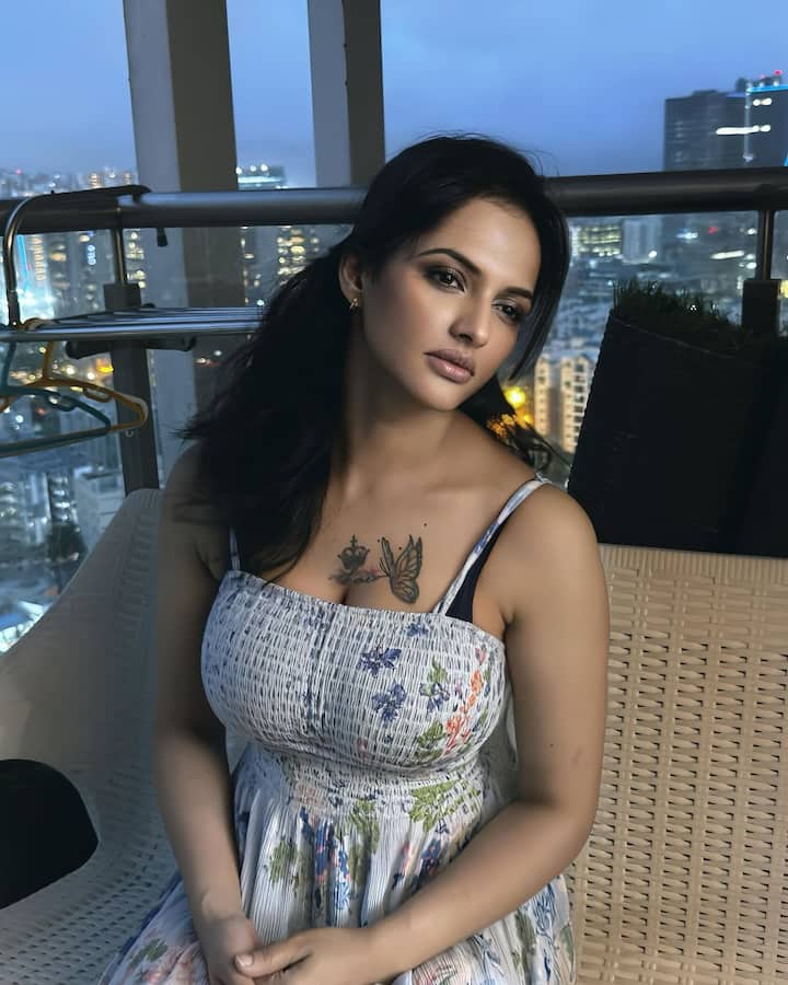 పూలటాప్ లో ఉన్న ఫొటోస్ షేర్ చేసింది జ్యోతిరాయ్. అందరి కళ్లూ బటర్ ఫ్లై టాటూ పైనే ఉన్నాట్. జగతి మేడం సర్ మేడం అంతే పోస్టులు పెడుతున్నారు