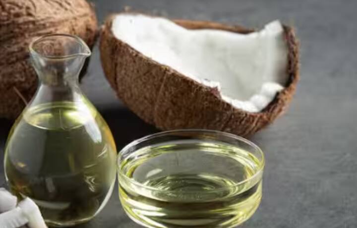 ਕਾਲਖ ਨੂੰ ਇਕੱਠਾ ਕਰਕੇ ਤਿਆਰ ਕਰੋ ਪੇਸਟ: ਪਲੇਟ 'ਤੇ ਇਕੱਠੀ ਹੋਈ ਕਾਲਖ ਨੂੰ ਚਮਚੇ ਦੀ ਮਦਦ ਨਾਲ ਖੁਰਚੋ ਅਤੇ ਇਸਨੂੰ ਇੱਕ ਛੋਟੇ ਕਟੋਰੇ ਵਿੱਚ ਪਾ ਲਓ। ਇਸ ਵਿੱਚ ਥੋੜ੍ਹਾ ਜਿਹਾ ਦੇਸੀ ਘਿਓ ਜਾਂ ਨਾਰੀਅਲ ਦਾ ਤੇਲ ਮਿਲਾ ਕੇ ਪੇਸਟ ਬਣਾ ਲਓ।