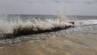 વલસાડ જિલ્લાના તિથલના દરિયામાં ઉછળ્યા ઊંચા મોજા, પ્રવાસીઓને તકેદારી રાખવા અપીલ