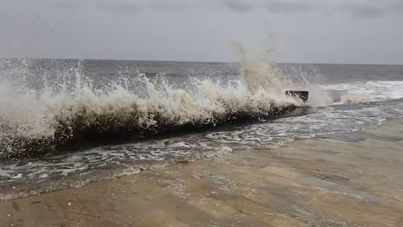 વલસાડ જિલ્લાના તિથલના દરિયામાં ઉછળ્યા ઊંચા મોજા, પ્રવાસીઓને તકેદારી રાખવા અપીલ
