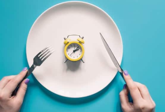 सही समय पर खाना है जरूरी: वजन कम करने के लिए सबसे बड़ी गलती लोग यही करते हैं कि, खाना छोड़ देते हैं। इससे शरीर का वजन कम होने की जगह बढ़ने लगता है.