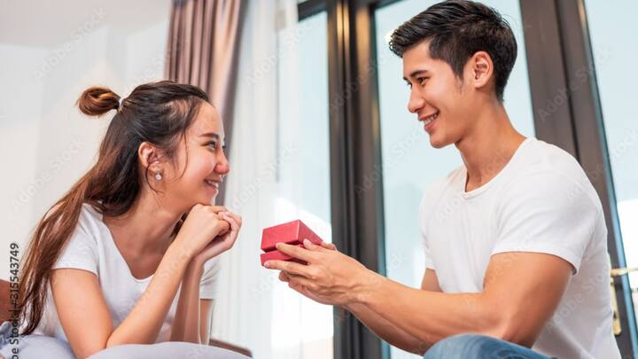 (हे नियम पूर्णतः श्रद्धेवर आधारित आहेत. काहीजण यांना महत्त्व देतात, तर काहीजण प्रेम आणि नात्याला भावना आणि परस्पर समजुतींवर आधारलेले मानतात. पण जर तुम्ही किंवा तुमचे पार्टनर ज्योतिष किंवा परंपरांवर विश्वास ठेवत असाल, तर अशा वस्तू टाळणे हे नातं टिकवण्यासाठी फायदेशीर ठरू शकते)