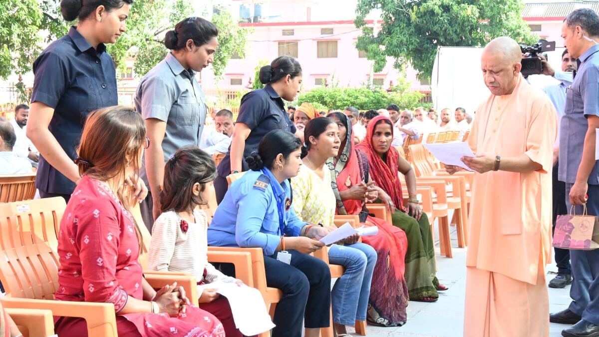 UP News: CM योगी ने जनता दर्शन में लोगों की सुनीं समस्याएं, अधिकारियों को तत्काल कार्रवाई के दिए निर्देश