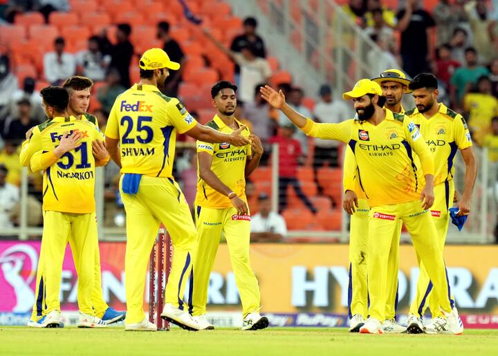 चेन्नई सुपर किंग्स का आईपीएल 2025 में बहुत ही खराब प्रदर्शन रहा. इस सीजन में सीएसके प्वाइंट्स टेबल पर आखिरी स्थान पर रही. लेकिन इस साल कुछ खिलाड़ियों ने टीम के लिए शानदार प्रदर्शन किया. जिसके बाद सीएसके अगले सीजन से पहले 17 साल के आयुष म्हात्रे सहित इन पांच खिलाड़ियों को रिटेन कर सकती है.