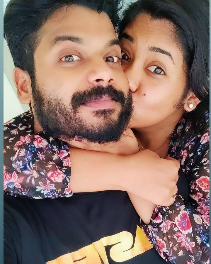 அதுமட்டுமின்றி பல பாடல்களுக்கும் ரீல்ஸூம் போட்டு பிரபலமானவர். சீரியலில் பிசியாக நடித்து கொண்டிருக்கும் போதே ஸ்ருதி சண்முகப்பிரியா கடந்த 2022 ஆம் ஆண்டு மே 27ஆம் தேதி சிவில் இன்ஜினியரான அரவிந்த் சேகரை திருமணம் செய்து கொண்டார்.