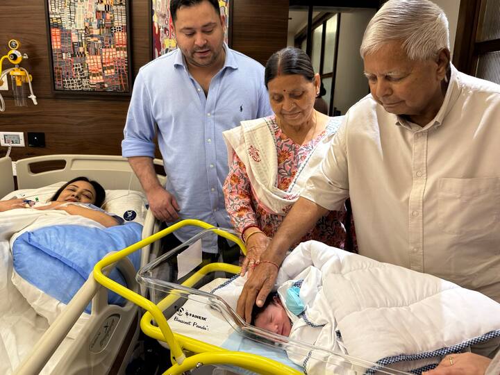 लालू यादव ने चार तस्वीरें शेयर की हैं. दो तस्वीरों में दिख रहा है कि वो अपने पोते को गोद में लेकर खुश हैं. तस्वीरों में तेजस्वी यादव, राबड़ी देवी और मीसा भारती भी नजर आ रही हैं. राजश्री यादव भी दिख रही हैं.