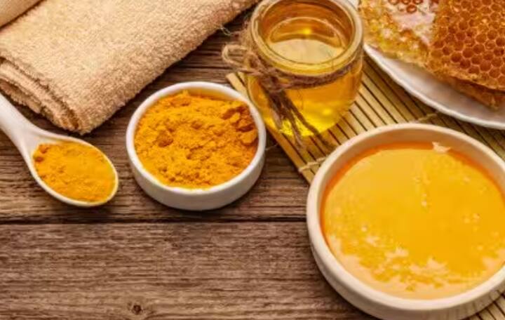 ਹਲਦੀ ਅਤੇ ਸ਼ਹਿਦ ਦਾ ਮਾਸਕ: ਹਲਦੀ ਵਿੱਚ ਐਂਟੀਬੈਕਟੀਰੀਅਲ ਗੁਣ ਹੁੰਦੇ ਹਨ ਅਤੇ ਸ਼ਹਿਦ ਚਮੜੀ ਨੂੰ ਨਮੀ ਦਿੰਦਾ ਹੈ। ਦੋਵਾਂ ਨੂੰ ਮਿਲਾ ਕੇ ਪੇਸਟ ਬਣਾਓ ਅਤੇ ਰਾਤ ਨੂੰ ਸੌਣ ਤੋਂ ਪਹਿਲਾਂ 15 ਮਿੰਟ ਲਈ ਚਿਹਰੇ 'ਤੇ ਲਗਾਓ। ਇਹ ਦਾਗ-ਧੱਬਿਆਂ ਨੂੰ ਦੂਰ ਕਰਨ ਵਿੱਚ ਬਹੁਤ ਅਸਰਦਾਰ ਹੈ।