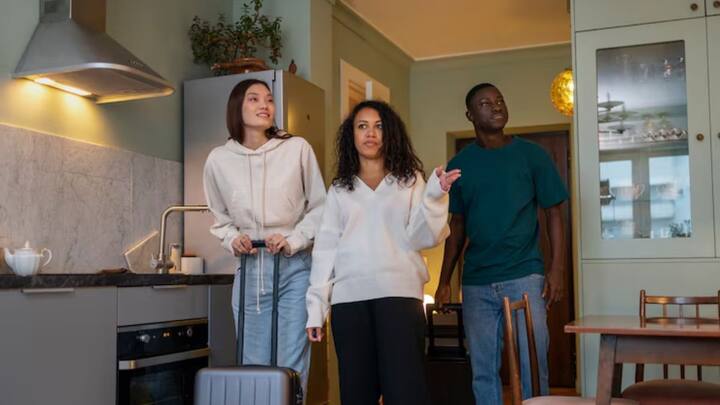 आपको बता दें अगर कोई किरायेदार 12 साल तक किसी फ्लैट पर बिना किसी रूकावट के शांतिपूर्ण तरीके से रह रहा होता है. तो फिर वह उस पर एडवर्स पजेशन के तहत कब्जे का दावा कर सकता है. हालांकि इसे कानूनी तौर पर साबित करना होता है.