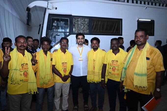 అవమానం జరిగిన ప్రాంతం నుంచే సైకిల్ యాత్ర చేపట్టిన టీడీపీ కార్యకర్తలను ప్రత్యేకంగా కలిశారు లోకేష్