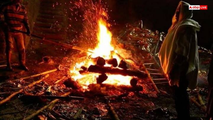 गरुड़ पुराण में वर्णित है कि मृत्यु के बाद आत्मा 13 दिनों तक प्रेत योनि में रहती है. इस समय किए गए संस्कार, विशेष रूप से कपाल क्रिया, आत्मा को गति प्रदान करते हैं. यदि यह प्रक्रिया नहीं की जाए, तो आत्मा अधर में अटक सकती है और उसे शांति नहीं मिलती. इसलिए इसे केवल रस्म नहीं, बल्कि एक आध्यात्मिक आवश्यकता माना जाता है.