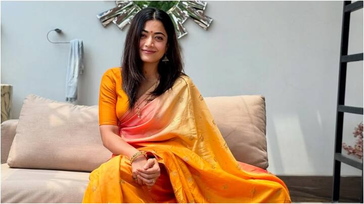 Rashmika Saree Photos: నేషనల్ క్రష్ రష్మిక మందన్నా శారీలో ఫోటోలు దిగారు. ఇవి తన ఆల్ టైమ్ ఫేవరెట్ ఫోటోలు అని పేర్కొన్నారు. అయితే ఆవిడ మెడలో ఉన్నది మంగళసూత్రం అనుకుంటున్నారు కొందరు. కానీ, అది నిజం కాదు.