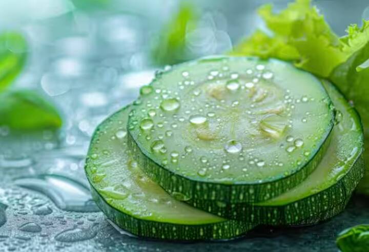 ਖੀਰੇ ਦਾ ਰਸ ਅਤੇ ਐਲੋਵੇਰਾ ਜੈੱਲ: ਖੀਰਾ ਚਮੜੀ ਨੂੰ ਠੰਡਕ ਦਿੰਦਾ ਹੈ ਅਤੇ ਐਲੋਵੇਰਾ ਚਮੜੀ ਦੀ ਰਿਪੇਅਰ ਕਰਦਾ ਹੈ। ਦੋਵਾਂ ਨੂੰ ਬਰਾਬਰ ਮਾਤਰਾ ਵਿੱਚ ਮਿਲਾਓ ਅਤੇ ਰਾਤ ਨੂੰ ਫੇਸ ਸੀਰਮ ਦੇ ਤੌਰ 'ਤੇ ਵਰਤੋਂ। ਸਵੇਰੇ ਚਮੜੀ ਤਾਜ਼ੀ ਅਤੇ ਨਰਮ ਦਿਖਾਈ ਦੇਵੇਗੀ।