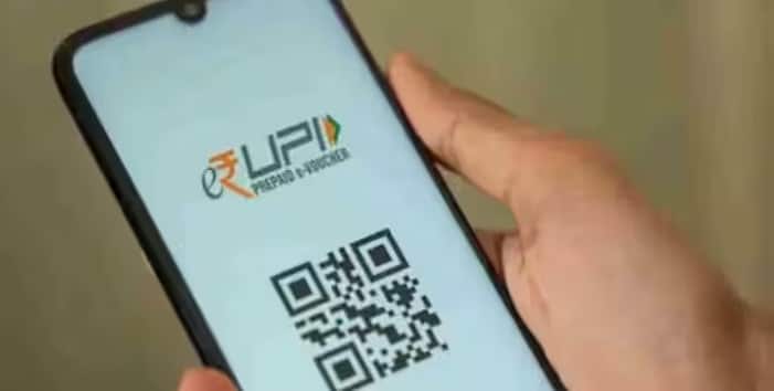 જો તમારી પાસે NFC સુવિધાવાળો સ્માર્ટફોન નથી અથવા તમે ફીચર ફોનનો ઉપયોગ કરો છો તો પણ તમે USSD સેવાનો ઉપયોગ કરીને ઑફલાઇન ચુકવણી કરી શકો છો, એટલે કે *99#. તમારી બેન્ક સાથે લિંક કરેલા મોબાઇલ નંબર પરથી *99# ડાયલ કરો. સ્ક્રીન પર એક મેનૂ દેખાશે જ્યાં તમે બેલેન્સ ચેક કરી શકો છો પૈસા મોકલી અથવા પ્રાપ્ત કરી શકો છો અને ટ્રાન્જેક્શન ઇતિહાસ પણ જોઈ શકો છો.