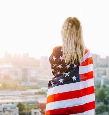 ਦ ਗਾਰਡੀਅਨ ਅਨੁਸਾਰ ਅਧਿਕਾਰੀ ਮਾਰਚ ਤੋਂ ਫਲਸਤੀਨ ਪੱਖੀ ਪ੍ਰਦਰਸ਼ਨਾਂ ਵਿੱਚ ਸ਼ਾਮਲ ਵਿਦਿਆਰਥੀਆਂ ਦੇ ਸੋਸ਼ਲ ਮੀਡੀਆ ਦੀ ਜਾਂਚ ਕਰ ਰਹੇ ਹਨ। ਉਹ ਅਪਮਾਨਜਨਕ ਮੰਨੀਆਂ ਜਾਂਦੀਆਂ ਪੋਸਟਾਂ ਦੇ ਸਕ੍ਰੀਨਸ਼ਾਟ ਲੈ ਰਹੇ ਹਨ। ਭਾਵੇਂ ਕਿ ਸਮੱਗਰੀ ਨੂੰ ਬਾਅਦ ਵਿੱਚ ਹਟਾ ਦਿੱਤਾ ਗਿਆ ਹੋਏ। ਹਾਲਾਂਕਿ, ਇਹ ਆਦੇਸ਼ ਸਪੱਸ਼ਟ ਤੌਰ 'ਤੇ ਇਹ ਨਹੀਂ ਦੱਸਦਾ ਕਿ ਭਵਿੱਖ ਵਿੱਚ ਸੋਸ਼ਲ ਮੀਡੀਆ ਜਾਂਚ ਵਿੱਚ ਕੀ ਦੇਖਿਆ ਜਾਵੇਗਾ। ਪਹਿਲਾਂ ਸੋਸ਼ਲ ਮੀਡੀਆ ਜਾਂਚ ਸਿਰਫ ਉਨ੍ਹਾਂ ਵਿਦਿਆਰਥੀਆਂ 'ਤੇ ਲਾਗੂ ਹੁੰਦੀ ਸੀ ਜੋ ਫਲਸਤੀਨ ਪੱਖੀ ਪ੍ਰਦਰਸ਼ਨਾਂ ਵਿੱਚ ਸ਼ਾਮਲ ਸਨ।