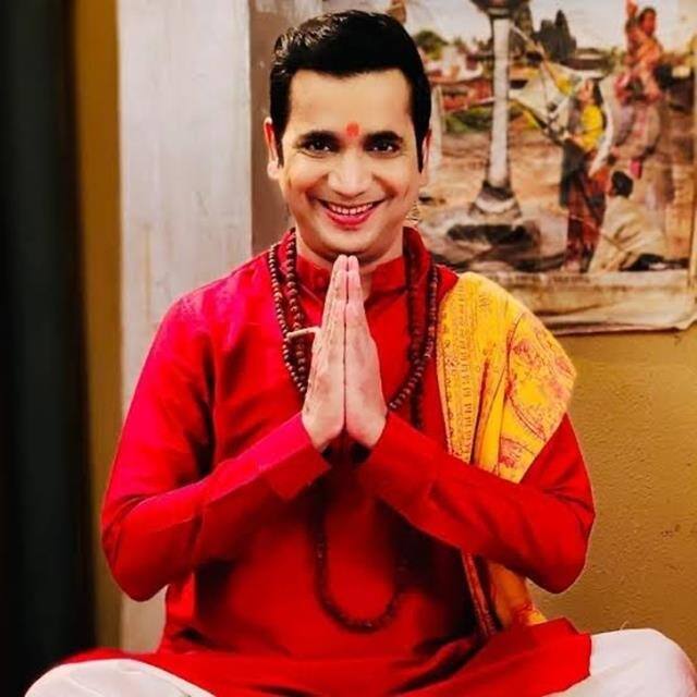 'भाभीजी घर पर हैं' एक्टर कहते हैं- 'भगवान ने मुझे इतनी कामयाबी दी कि मैं एक टाइम पर बड़े कॉर्पोरेट सेक्टर में 50 लाख की नौकरी कर रहा था. सिनेमा का बहुत गहरा असर हुआ है मुझ पर और अच्छी बात ये है कि मैंने हमेशा हीरो से सीखा है, विलेन से नहीं से नहीं सीखा. हमेशा हीरो से सीखा है और मैं खुद को भी हीरो ही समझता हूं. मैं हीरोइ्म में विश्वास रखता हूं.'