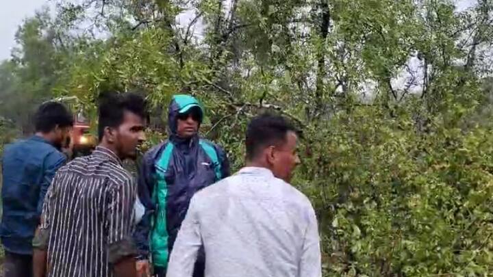 कोकणातही रत्नागिरी आणि सिंधुदुर्ग जिल्ह्यात वादळी वाऱ्यासह पाऊस सुरू आहे. रत्नागिरी-दापोली तालुक्यातील आजर्ले,आडे,पाडले परिसराला वादळाचा फटका बसल्याने अनेक घरांचे नुकसान झालं आहे.