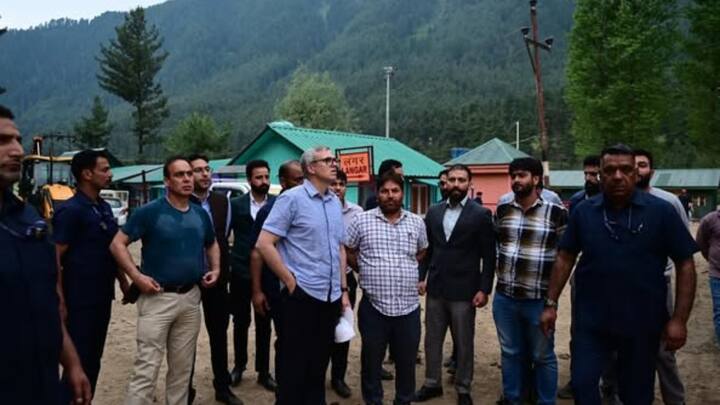 उमर अब्दुल्ला ने पर्यटकों के भरोसे लायक माहौल बनाने के लिए पहलगाम खुद साइकिल चलाया, गोल्फ खेला और कैबिनेट बैठक की अध्यक्षता की. उन्होंने पहलागाम की यात्रा करने वाले यात्रा और पर्यटन हितधारकों से मुलाकात की. उन्होंने खुले दिल से सभी का स्वागत किया.