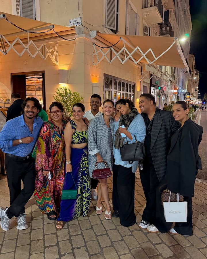 Let me tell you that the actress has shared a photo with her friends in the meantime, in which everyone is looking very happy. At the same time, the actress also attended the marriage of her friend among Cannes.