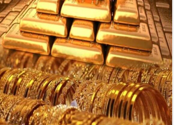 ਬੁੱਧਵਾਰ ਨੂੰ, ਪ੍ਰਤੀ 10 ਗ੍ਰਾਮ ਸੋਨੇ ਦੀ ਕੀਮਤ 100 ਰੁਪਏ ਡਿੱਗ ਗਈ ਹੈ। ਵਿੱਤੀ ਰਾਜਧਾਨੀ ਮੁੰਬਈ ਵਿੱਚ, 22 ਕੈਰੇਟ ਸੋਨਾ 89,350 ਰੁਪਏ 'ਤੇ ਵਿਕ ਰਿਹਾ ਹੈ, ਜਦੋਂ ਕਿ 24 ਕੈਰੇਟ ਸੋਨਾ 97,480 ਰੁਪਏ 'ਤੇ ਕਾਰੋਬਾਰ ਕਰ ਰਿਹਾ ਹੈ। ਹਾਲਾਂਕਿ, ਮੁੰਬਈ ਵਿੱਚ ਚਾਂਦੀ ਦੀ ਕੀਮਤ ਵਿੱਚ ਕੋਈ ਬਦਲਾਅ ਨਹੀਂ ਹੋਇਆ ਹੈ ਅਤੇ ਇਹ 1,00,000 ਰੁਪਏ ਪ੍ਰਤੀ ਕਿਲੋਗ੍ਰਾਮ 'ਤੇ ਵਿਕ ਰਿਹਾ ਹੈ। MCX 'ਤੇ ਸੋਨੇ ਦੀ ਕੀਮਤ 0.42 ਪ੍ਰਤੀਸ਼ਤ ਡਿੱਗ ਕੇ 96,014 ਰੁਪਏ ਪ੍ਰਤੀ 10 ਗ੍ਰਾਮ 'ਤੇ ਵਪਾਰ ਕਰ ਰਹੀ ਹੈ, ਜਦੋਂ ਕਿ ਚਾਂਦੀ 0.04 ਪ੍ਰਤੀਸ਼ਤ ਵਧ ਕੇ 98,090 ਰੁਪਏ ਪ੍ਰਤੀ ਕਿਲੋਗ੍ਰਾਮ 'ਤੇ ਵਿਕ ਰਹੀ ਹੈ।