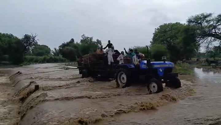जालना जिल्ह्यात गेल्या दोन दिवसापासून मान्सून पूर्व पावसानं जोरदार हजेरी लावली असून सर्व दूर झालेल्या पावसामुळे नद्या नाले तुडुंब भरून वाहत आहेत.