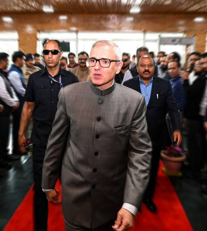 पर्यटन के मुद्दे पर उन्होंने कहा कि पहले कश्मीरियों को घाटी के टूरिस्ट प्लेस का दौरा करना चाहिए.