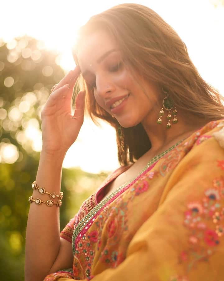 फोटोज में तृप्ति किसी पार्क में पोज देती नजर आ रही हैं और सूरज की किरणें उनके चेहरे पर और ग्लो लेकर आ रही हैं.