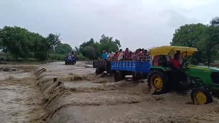 असाच एक पुलावून पाणी वाहत असलेल्या रस्त्यावर ट्रॅक्टर घालून स्वतःचा आणि इतर प्रवाशांचा जीव धोक्यात घालण्याचा प्रकार बोडखा या गावात समोर आलाय.
