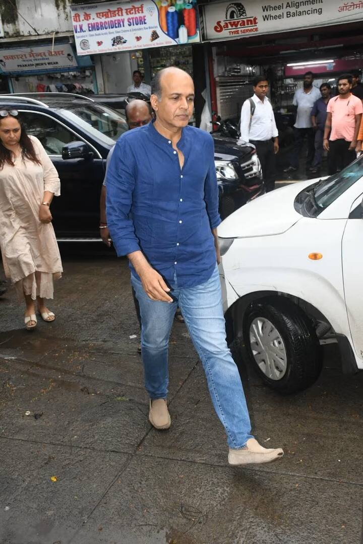 फिल्म प्रोड्यूसर आशुतोष गोवारिकर भी इस कठिन समय पर परिवार के साथ खड़े दिखे. बता दें कि आशुतोष अयान की बहन सुनीता गोवारिकर के पति है, इसलिए वो भी इस मौके पर नजर आए.