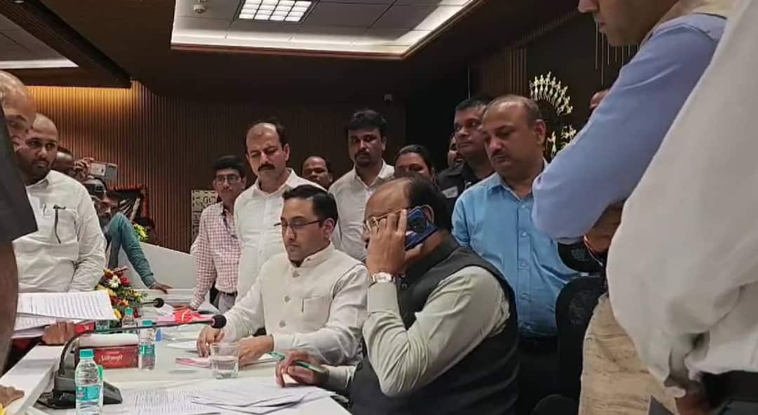 Revenue Minister Chandrashekhar Bawankules call to Chandwad Tehsildar aggressive reaction over Complaints in bjp janta darbar in mumbai video goes viral Maharashtra politics Chandrashekhar Bawankule: जनता दरबारात तक्रारींचा पाढा, महसूलमंत्री चंद्रशेखर बावनकुळेंची चांदवडच्या तहसीलदाराला तंबी, व्हिडिओ व्हायरल