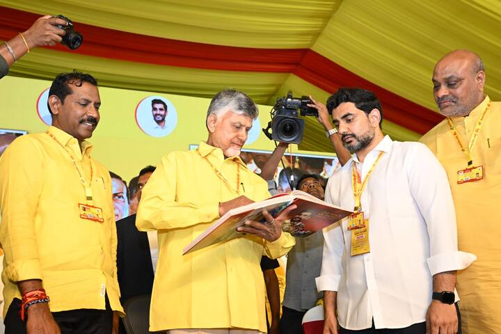 పాదయాత్ర పుస్తకంలో ఉన్న అనేక కథలు తనను వెనక్కి తీసుకెళ్లాయని లోకేష్ గుర్తు చేసుకున్నారు.