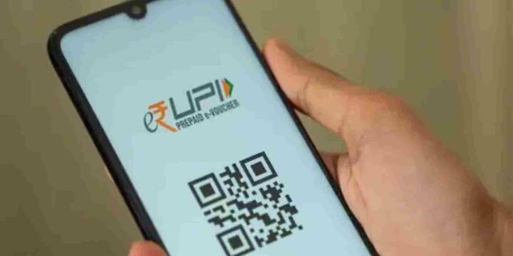 अगर आपके पास NFC फीचर वाला स्मार्टफोन नहीं है या आप फीचर फोन इस्तेमाल करते हैं, तब भी आप ऑफलाइन पेमेंट कर सकते हैं USSD सेवा के ज़रिए, यानी *99#. अपने बैंक से लिंक मोबाइल नंबर से *99# डायल करें. स्क्रीन पर एक मेन्यू आएगा जिसमें आप बैलेंस चेक कर सकते हैं, पैसे भेज या मंगा सकते हैं, और ट्रांजैक्शन हिस्ट्री भी देख सकते हैं.