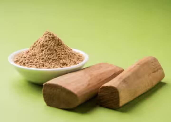 ਦੁੱਧ ਅਤੇ ਚੰਦਨ ਪਾਊਡਰ: ਦੁੱਧ ਵਿੱਚ ਲੈਕਟਿਕ ਐਸਿਡ ਹੁੰਦਾ ਹੈ ਜੋ ਚਮੜੀ ਨੂੰ ਨਿਖਾਰਦਾ ਹੈ ਅਤੇ ਚੰਦਨ ਪਾਊਡਰ ਚਮੜੀ ਦੇ ਰੰਗ ਨੂੰ ਸੁਧਾਰਦਾ ਹੈ। ਇਨ੍ਹਾਂ ਨੂੰ ਮਿਲਾ ਕੇ ਪਤਲਾ ਜਿਹਾ ਪੇਸਟ ਬਣਾ ਲਓ ਅਤੇ ਇਸਨੂੰ 15 ਮਿੰਟ ਲਈ ਛੱਡ ਦਿਓ ਅਤੇ ਫਿਰ ਇਸਨੂੰ ਧੋ ਲਓ।