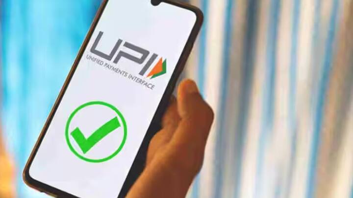 UPI Payment: આજે જ્યારે ભારતમાં ડિજિટલ પેમેન્ટ સામાન્ય બની ગયું છે, ત્યારે ઇન્ટરનેટનો અભાવ એક મોટી સમસ્યા બની શકે છે, ખાસ કરીને જ્યારે તમારે તાત્કાલિક કોઈને પૈસા મોકલવા પડે છે. પરંતુ હવે ચિંતા કરવાની જરૂર નથી કારણ કે નેશનલ પેમેન્ટ્સ કોર્પોરેશન ઓફ ઇન્ડિયા (NPCI) એ UPI Lite X નામની એક નવી સુવિધા રજૂ કરી છે, જેના દ્વારા તમે ઇન્ટરનેટ વિના પણ UPI પેમેન્ટ કરી શકો છો.