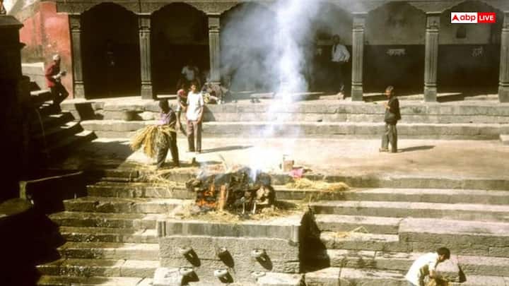 आजकल शहरों में आधुनिक इलेक्ट्रिक या गैस श्मशान में दाह संस्कार होते हैं, जहां तापमान अधिक होता है और खोपड़ी पूरी तरह जल जाती है, इसलिए वहां कपाल क्रिया की जरूरत नहीं पड़ती. फिर भी, परंपरागत चिता संस्कार में यह आज भी अनिवार्य मानी जाती है. गरुड़ पुराण के अनुसार, यह अनादि परंपरा धर्म, श्रद्धा और आत्मिक मुक्ति का प्रतीक है, जिसे निभाना पवित्र कर्तव्य माना जाता है.