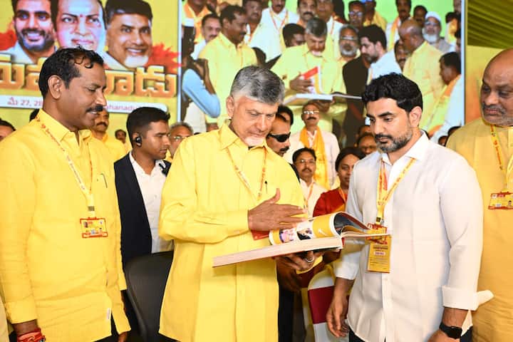 యువగళం పాదయాత్ర గురించి ఆసక్తికరమైన వివరాలు తెలియజేస్తూ రాసిన పుస్తకాన్ని చంద్రబాబుకు అందజేశారు లోకేష్