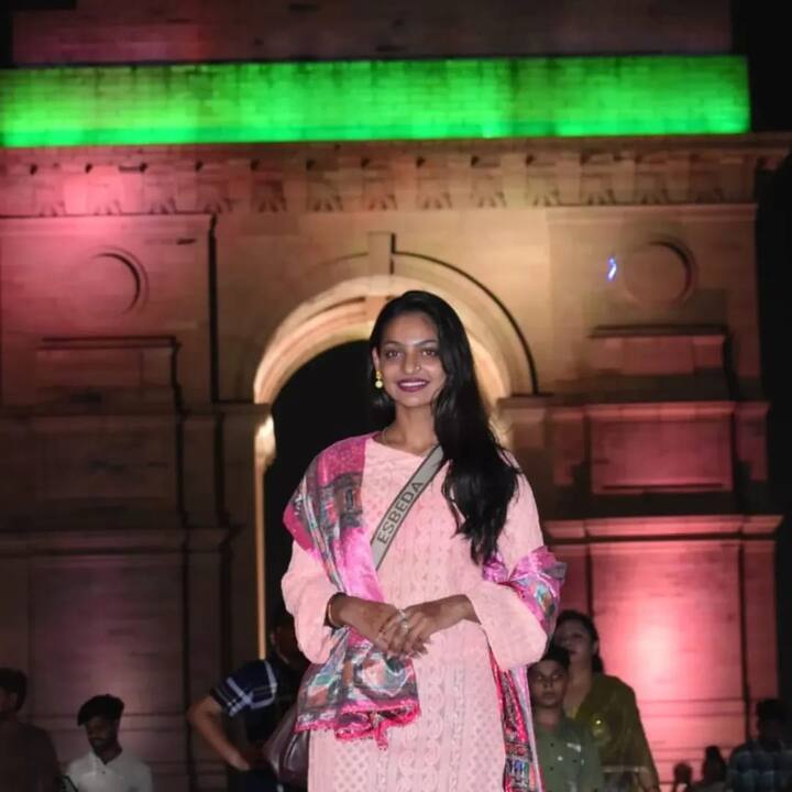 अब वहीं हाल ही में मोनालिसा ने अपने इंस्टाग्राम पर कुछ तस्वीरें शेयर कि है जिसमें वो देसी लुक में नजर आ रही है , उनके साथ उनके पापा और कई लोग दिखाई दें रहे है.