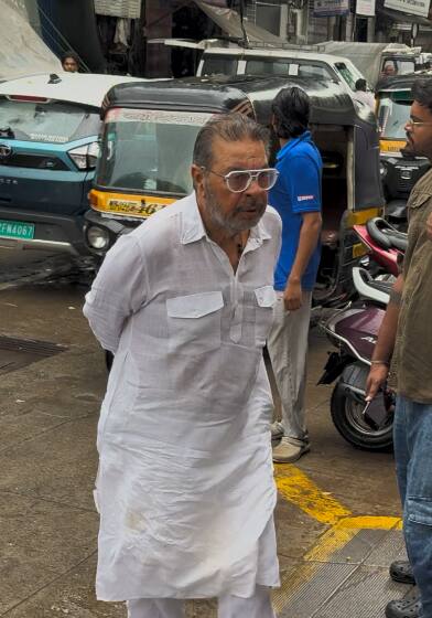 अयान के साथ मुखर्जी परिवार के दूसरे मेंबर्स भी रोनो मुखर्जी को श्रद्धांजलि देने पहुंचते नजर आए हैं.