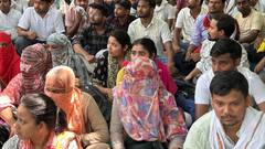 प्रयागराज में शिक्षक भर्ती अभ्यर्थियों का धरना जारी, बोले- अब सरकार तय करे, नौकरी देनी है या...