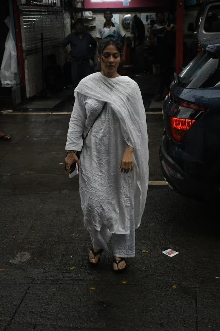 काजोल की बहन तनीषा मुखर्जी भी अपने चाचा के निधन पर परिवार से मिलने पहुंचीं. तस्वीरों में तनीषा बेहद दुखी दिखाई दीं.