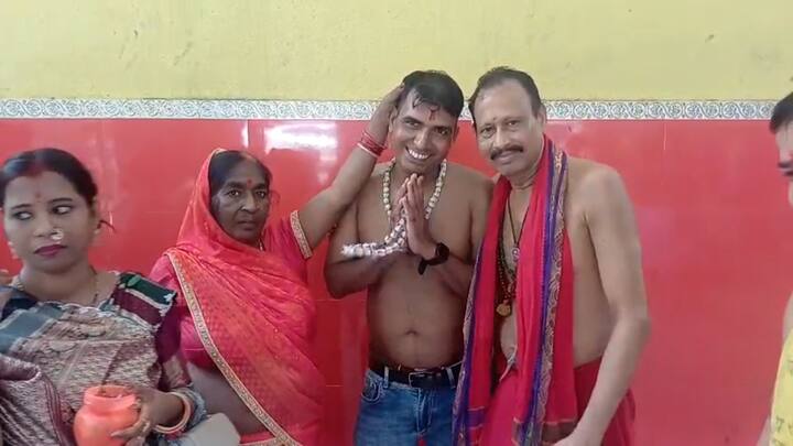 সঙ্গে ছিলেন মা, স্ত্রী, পুত্র এবং আরও কয়েকজন আত্মীয়। পুজোর সামগ্ৰী কিনে বাকিদের সঙ্গে দাঁড়িয়েছিলেন পুজোর দেওয়ার জন্য লাইনে।